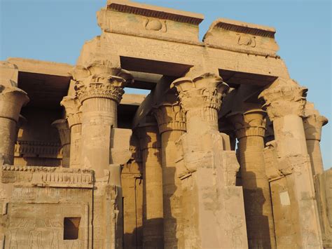  Temple of Kom Ombo: Gizemli İki Tanrıya Adanmış Bir Tapınak Keşfinizi Bekliyor!