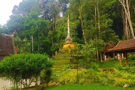 Doi Suthep Tapı: Yüzyıllık Bir Manastır ve Şehrin Muhteşem Panoraması!