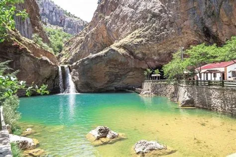  Tumutumu Falls! Huzur Veren Manzarasıyla Doğa Tutkunlarını Büyüleyecek Bir Şelale